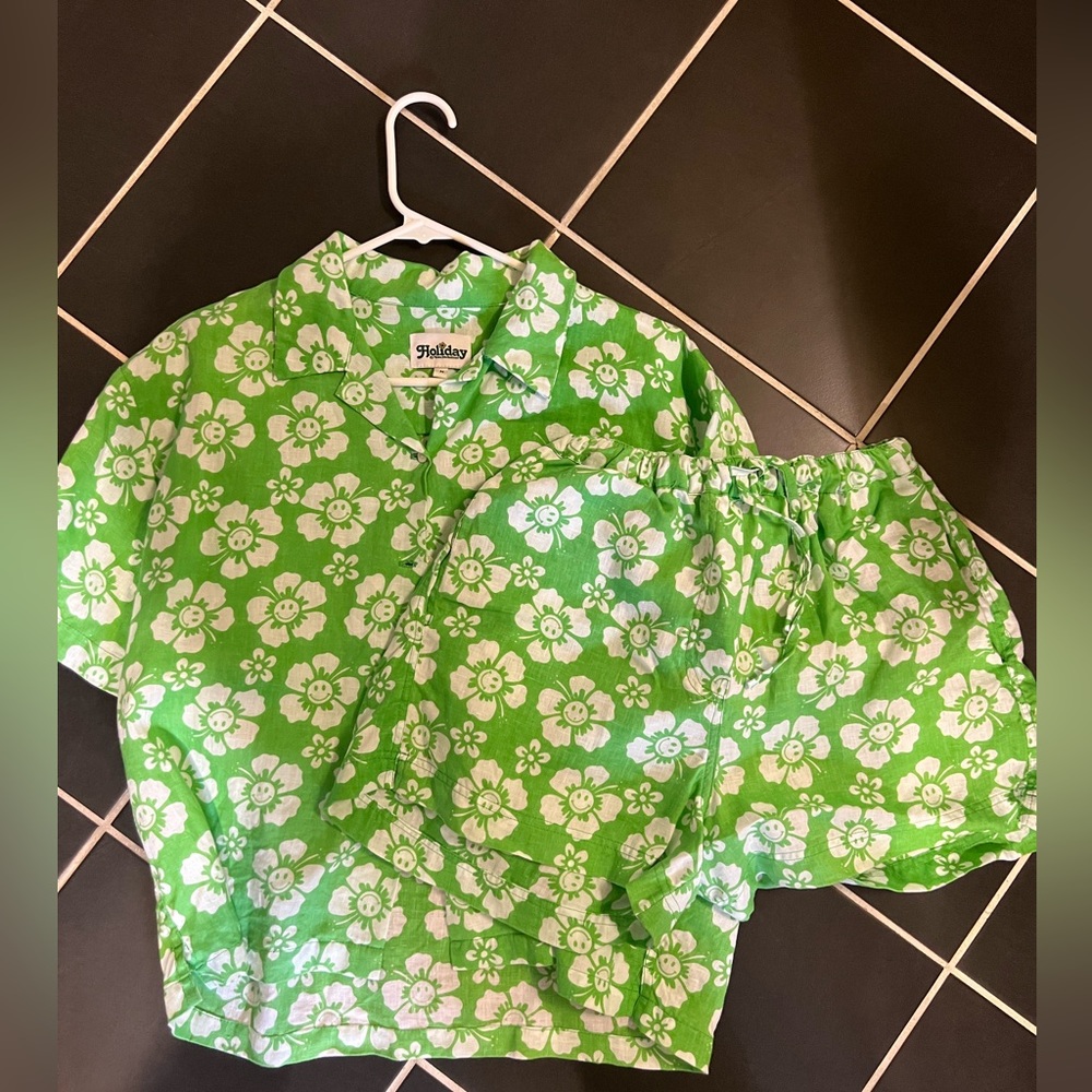 Emma Mulholland Holiday Green Happy Hawaii Set
(Medium)